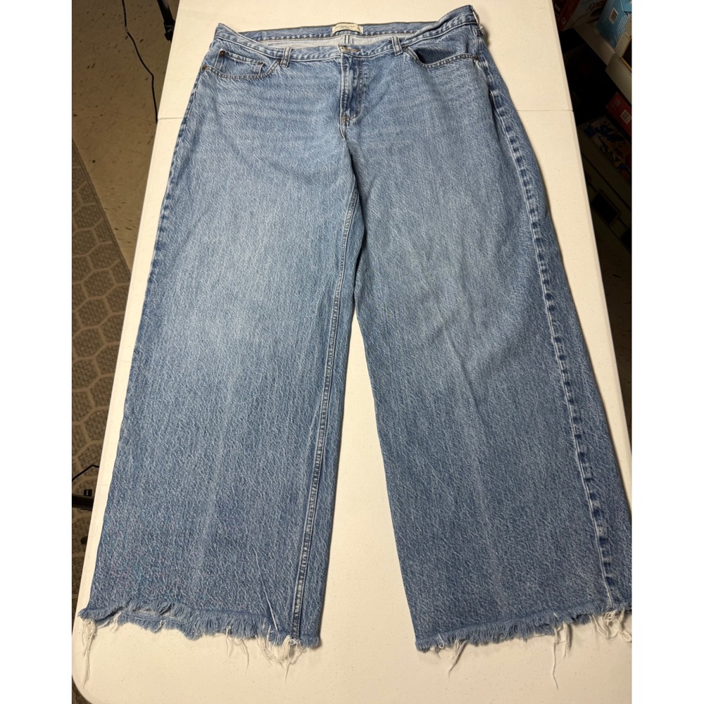 Abercrombie & Fitch Low Rise Ultra Loose Wide Leg Frayed Hem Jeans 33 Light Wash